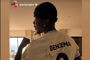 博格巴社媒曬身穿本澤馬簽名球衣照片，本澤馬轉(zhuǎn)發(fā)動態(tài)