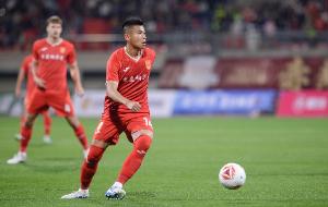 重慶銅梁龍發(fā)售黃希揚沖超紀念圍巾，印有“中超，還給你們了”