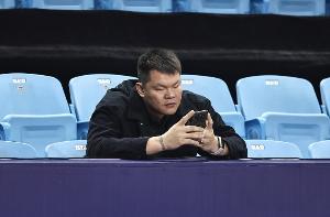 總經(jīng)理正在熱身？宏遠(yuǎn)球迷嘉年華隊內(nèi)三分賽 朱芳雨三分10中3略拉