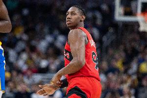 希望沒(méi)事！巴雷特扣籃落地扭傷膝蓋 返回更衣室隨后退出比賽