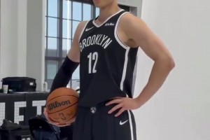 現(xiàn)在您看到的是：籃網(wǎng)12號(hào)球員，曾凡博！