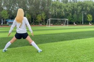 人靚腳法贊??小姐姐模仿C羅標(biāo)志性SIU和站姿