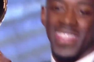 把亨利嚇一跳??！當(dāng)年C羅斬獲金球獎(jiǎng)時(shí)，展示震撼SIUUU！