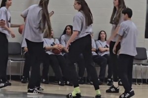 美國(guó)女高中生天賦也變態(tài)啊！半個(gè)手掌超籃網(wǎng)，這身高臂展真嚇人