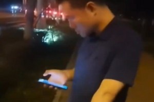 這大體格哈！徐靜雨街頭掃共享單車被圍觀 依舊淡定操控手機(jī)~