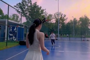 白裙妹妹化身神射手，這放小區(qū)也是嘎嘎亂殺了