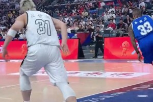 庫茲馬對王哲林還是太心軟了！晃飛了之后居然沒出手，傳了出去！