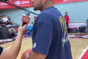 尷尬了哈！西熱力江教學(xué)自創(chuàng)的喀什步 閆軍老師現(xiàn)場(chǎng)點(diǎn)評(píng)：走步了