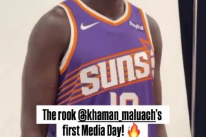 楊瀚森的好哥們！馬盧阿奇身穿太陽(yáng)球衣拍攝定妝照，笑容滿面