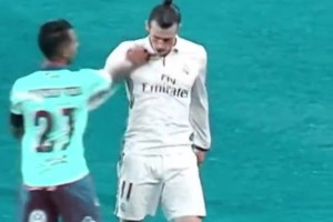 引國安球迷噓聲！實拍：攻陷工體后海港球迷赤膊上陣宣泄情緒