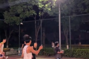 野球場(chǎng)0-4，突然自己連干五球。這怎么防？