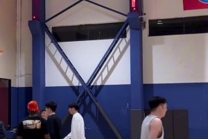 女生玩投籃挑戰(zhàn)，老板后悔被上了一課不？