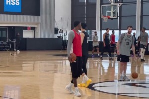 和隊友處的不錯！籃網(wǎng)訓練營第二天，曾凡博和隊友輕松溝通