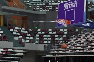 里夫斯在NBA看著好小一只，出了NBA這么大