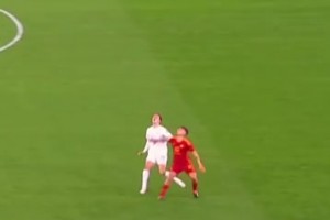 這可是小魔仙?。〉习屠@個(gè)停球把教練都震撼到了！