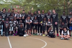 籃網(wǎng)公開訓(xùn)練后大合照，曾凡博站的這位置不錯哦