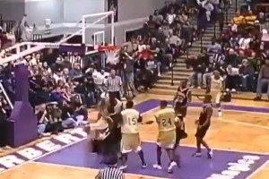 霸氣女生意外投進(jìn)“神仙球”，引得全場歡呼~