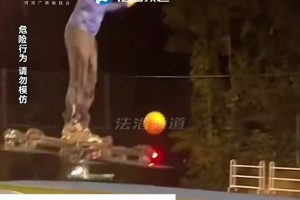 男子站在無(wú)人機(jī)上投籃，結(jié)果球反彈到無(wú)人機(jī)上失衡摔落