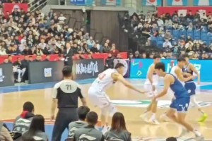 楊瀚森背打把135kg的李炎哲懟飛，網(wǎng)友說這是進(jìn)攻犯規(guī)？