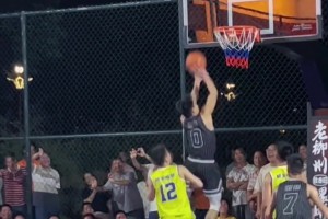 王哲林直呼內(nèi)行！這位大哥快攻籃下連刷6次才投中 包括多次空籃