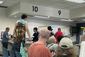 打算開啥車？網(wǎng)友考駕照時(shí)偶遇楊瀚森 女友罕見(jiàn)出鏡