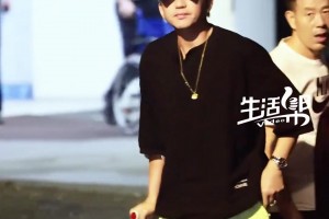 此前還被老婆調(diào)侃！鄧超深夜拄拐下車 粉絲高喊：不許打籃球了~