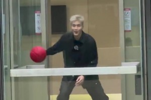 郭艾倫在微博總部大樓的電梯里秀起了運球