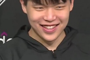 與隊(duì)友相處的秘訣？楊瀚森：對(duì)他們笑??伸手不打笑臉人