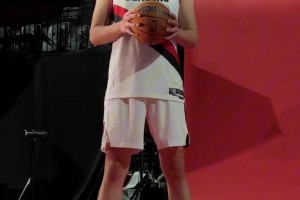 夏天苦練成果！楊瀚森媒體日拍攝定妝照，看起來(lái)確實(shí)結(jié)實(shí)了不少！