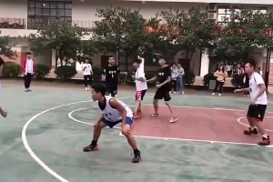 這球應(yīng)該是走步吧？怎么你們還鼓掌？