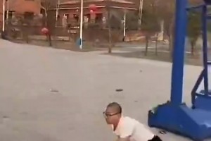 不會扣就別扣了！這樣摔一下會痛死吧？??