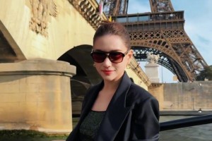 她是綠軍小老板的姐姐何超蓮，而我呢，是超窮??