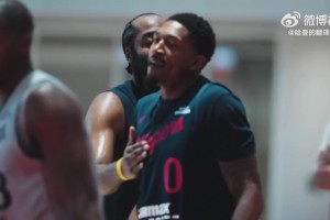 干得漂亮！哈登和比爾訓(xùn)練中擊掌，并拍拍后者的胸脯