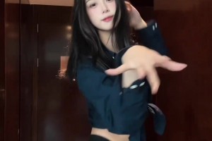 霸氣哈！卓識(shí)身穿短裙黑絲尬舞：敢跟別的女人說(shuō)話我就扇死你~