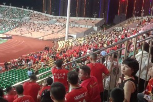 打起來了！廣西平果和重慶銅梁龍球迷爆發(fā)沖突??