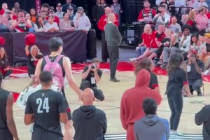 太老實了！楊瀚森全神貫注盯著啦啦隊的動作，并認真模仿跳了起來