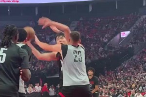 中鋒位置正面較量！楊瀚森利用腳步強吃克林根，碾到籃下得分！