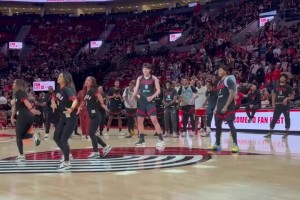 有種老實人豁出去的感覺！楊瀚森終究還是沒逃過背粉色小書包跳舞