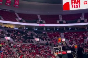 啊這？楊瀚森籃下卡位遭到克林根肘擊，倒地后緩緩起身！