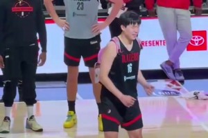 菜鳥待遇！楊瀚森背著粉色小書包跟著啦啦隊熱舞，隊友都捂著嘴笑