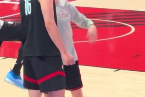 開拓者球迷日，楊瀚森和助教溝通，隨后興奮地開始熱身