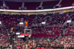 強勢回應！楊瀚森擋拆順下，迎著克林根正面上籃打板2+1！