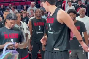 太可愛了??開拓者球迷嘉年華，楊瀚森背書包學(xué)跳舞