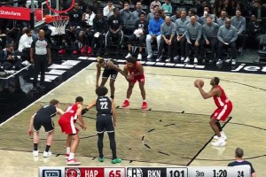 籃網(wǎng)第一場季前賽，曾凡博沒有得到出場機會，坐在板凳席角落處