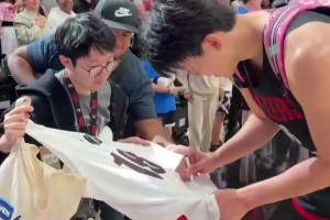 ??笑死！開拓者球迷日上，楊瀚森背著粉紅色小書包給球迷簽名！