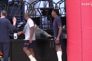 比爾看起來(lái)狀態(tài)不錯(cuò)啊！快船訓(xùn)練營(yíng)花絮：保羅比爾友好互動(dòng)！