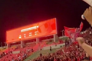 重慶銅梁龍全隊賽后慶祝獲勝！廣西球迷怒罵：你們好意思慶祝？