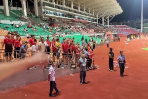 賽后廣西平果小球迷怒扔水瓶砸向重慶球迷??