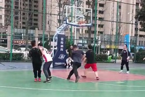 會(huì)中投在野球場(chǎng)真的很吃香！40歲大叔直接連中4球帶走比賽！