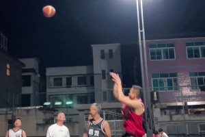 如果你在野球場(chǎng)有如此跳投技術(shù)，那幾乎就無(wú)敵了！